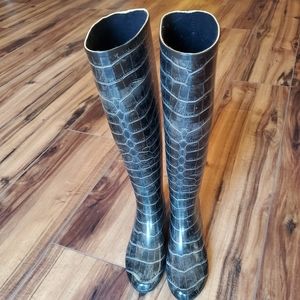 Black crocodile pattern rain boots